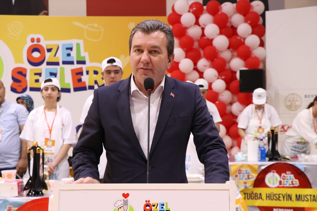 İzmir'de “özel şefler” yemek yarışmasında hünerlerini sergiledi