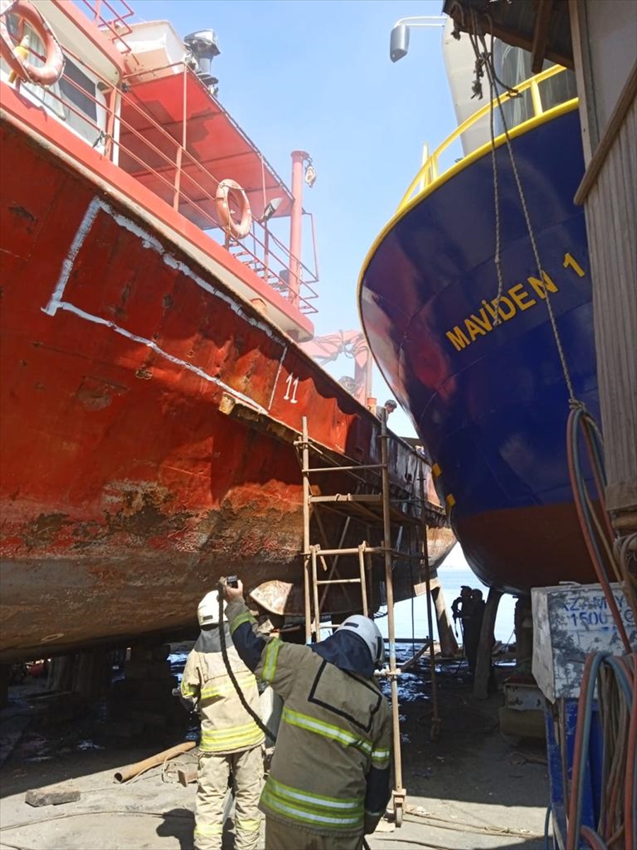 İzmir'de tersanedeki teknede çıkan yangın söndürüldü