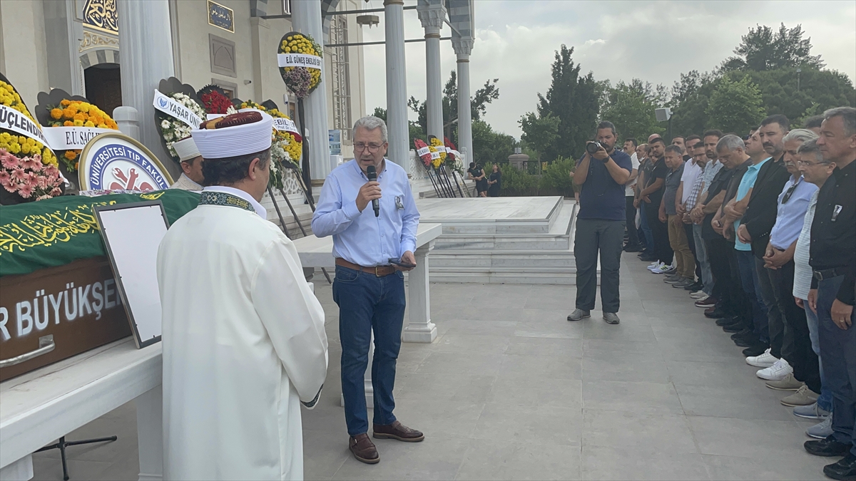 İzmir'deki trafik kazasında vefat eden rektör yardımcısının kızı toprağa verildi