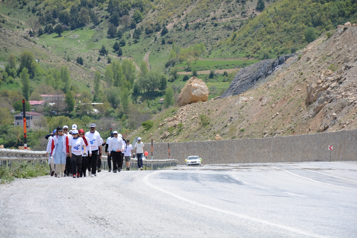 Kadınlar, Van Gölü'ne dikkat çekmek için yürüyorlar