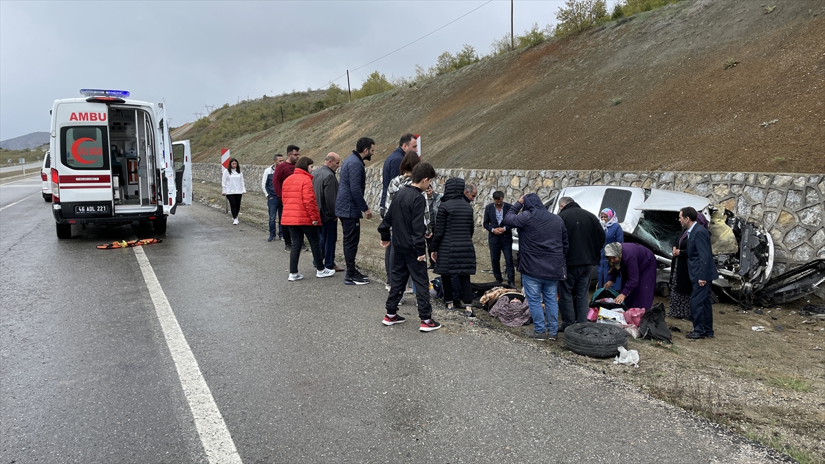 Kahramanmaraş'ta devrilen otomobildeki 3 kişi yaralandı