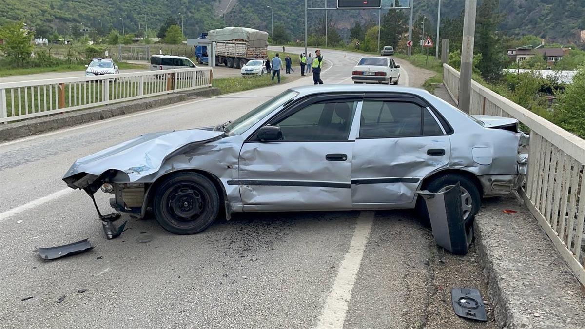Karabük'te tırın çarptığı otomobildeki 2 kişi yaralandı