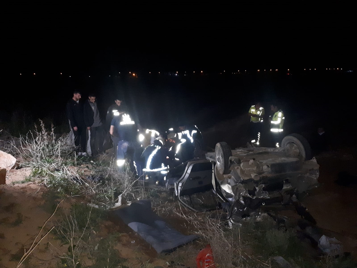 Karaman'da devrilen otomobilde sıkışan 3 kişi itfaiye ekiplerince kurtarıldı