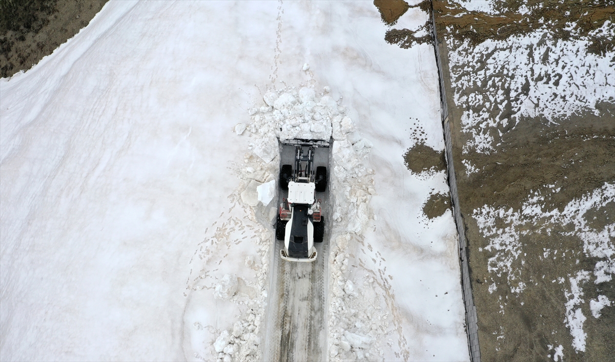 Kardan kapanan Nemrut Krater Gölü'nün yolu bugün açılıyor