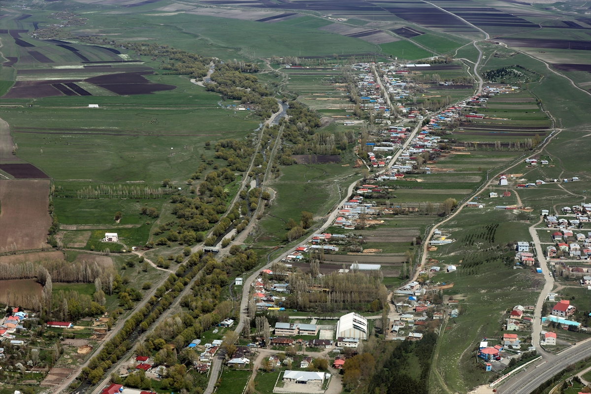 Kars'ın yeşeren arazileri ve Çıldır Gölü helikopterden görüntülendi