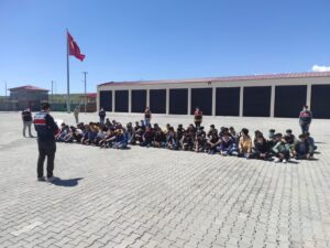 KARS (AA) – İstanbul'da yakalanıp Kars'a getirilen 71 düzensiz göçmenden