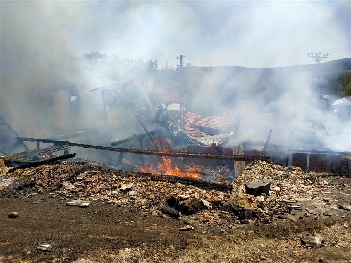 Kastamonu'da çıkan yangında 2 ev ve bir samanlık kullanılamaz hale geldi