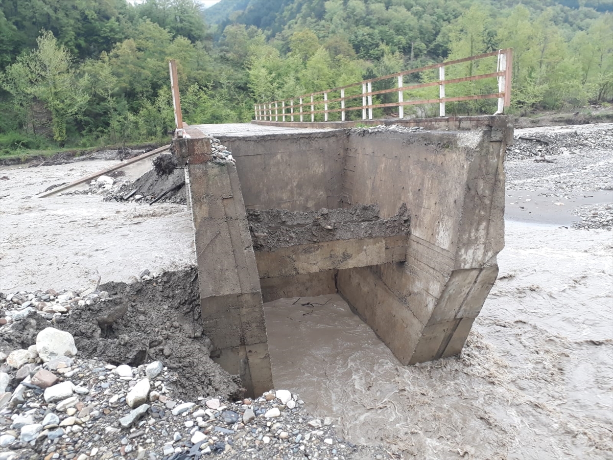 Kastamonu'da seviyesi yükselen çaylar, geçici köprülere zarar verdi