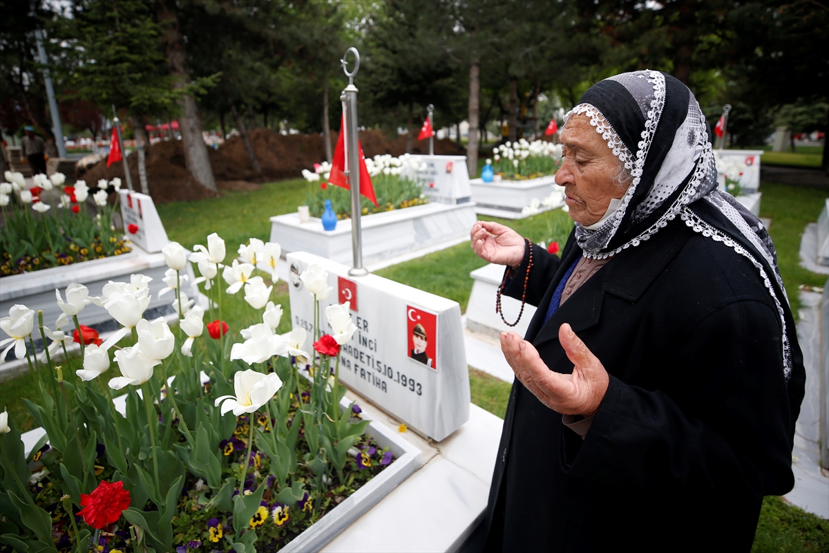 Kayseri'de 84 yaşındaki şehit annesi Anneler Günü'nde oğlunun kabrini ziyaret etti