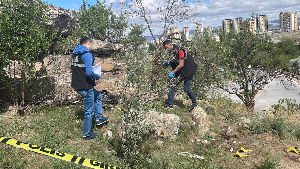 Kayseri'de bir kişi kız arkadaşını ve kendisini bıçakla yaraladı