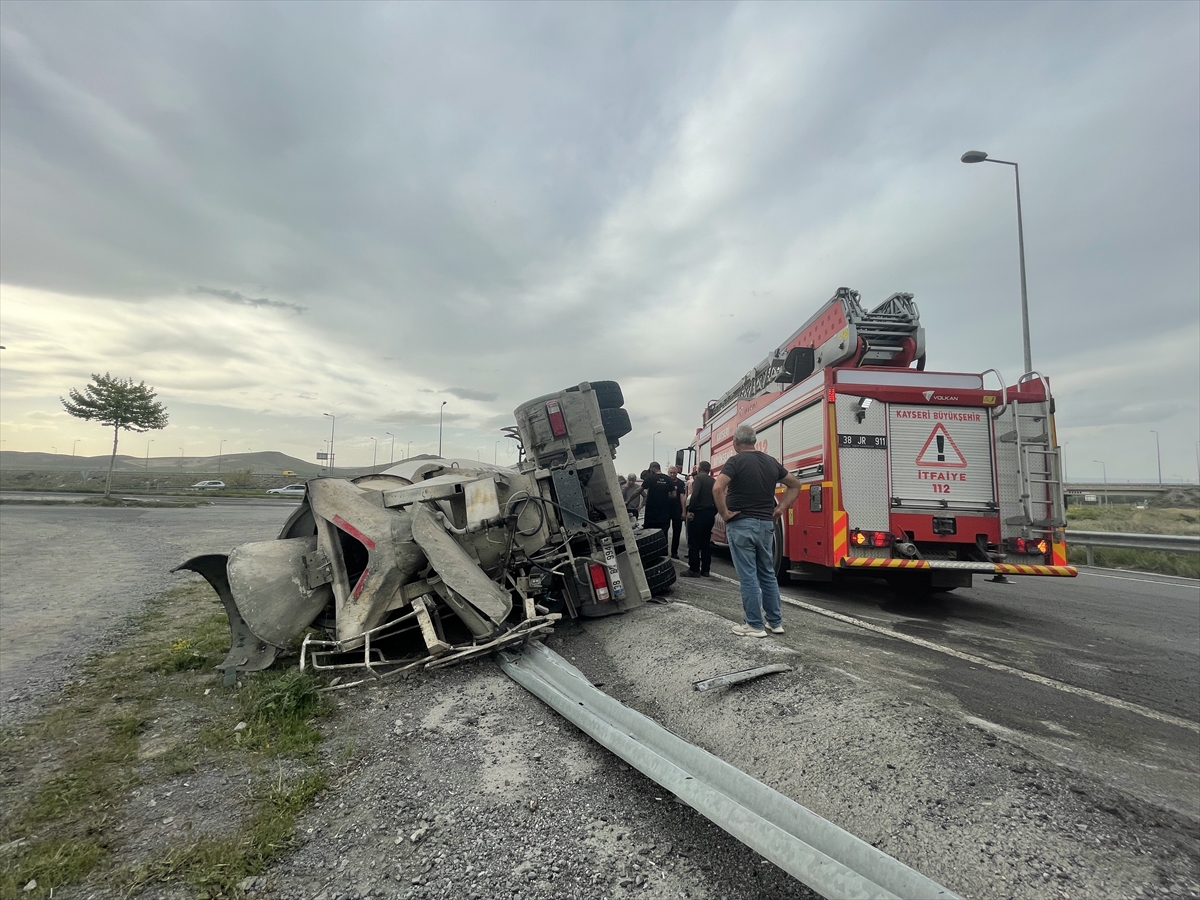 Kayseri'de devrilen beton mikserinin sürücüsü yaralandı