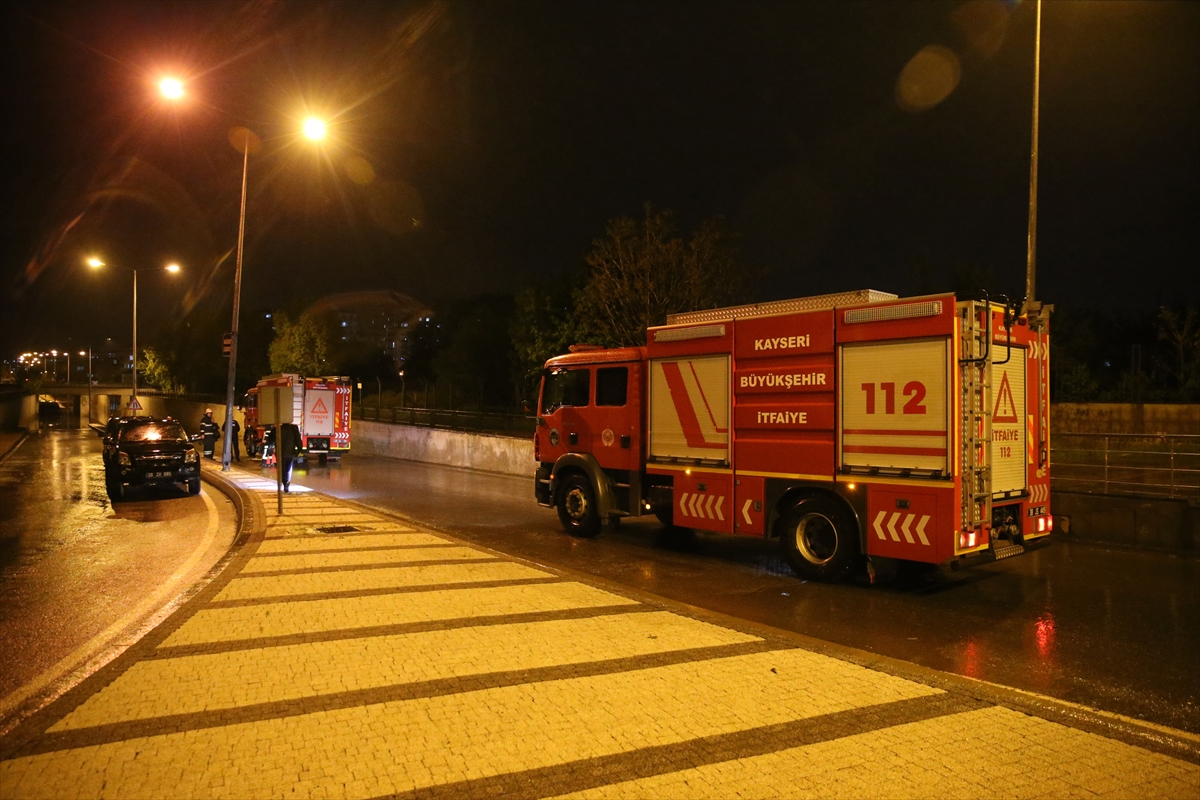 Kayseri'de sağanak hayatı olumsuz etkiledi