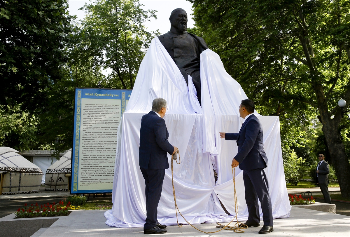 Kazak şair ve yazar Abay Kunanbayev anıtı Bişkek'te açıldı