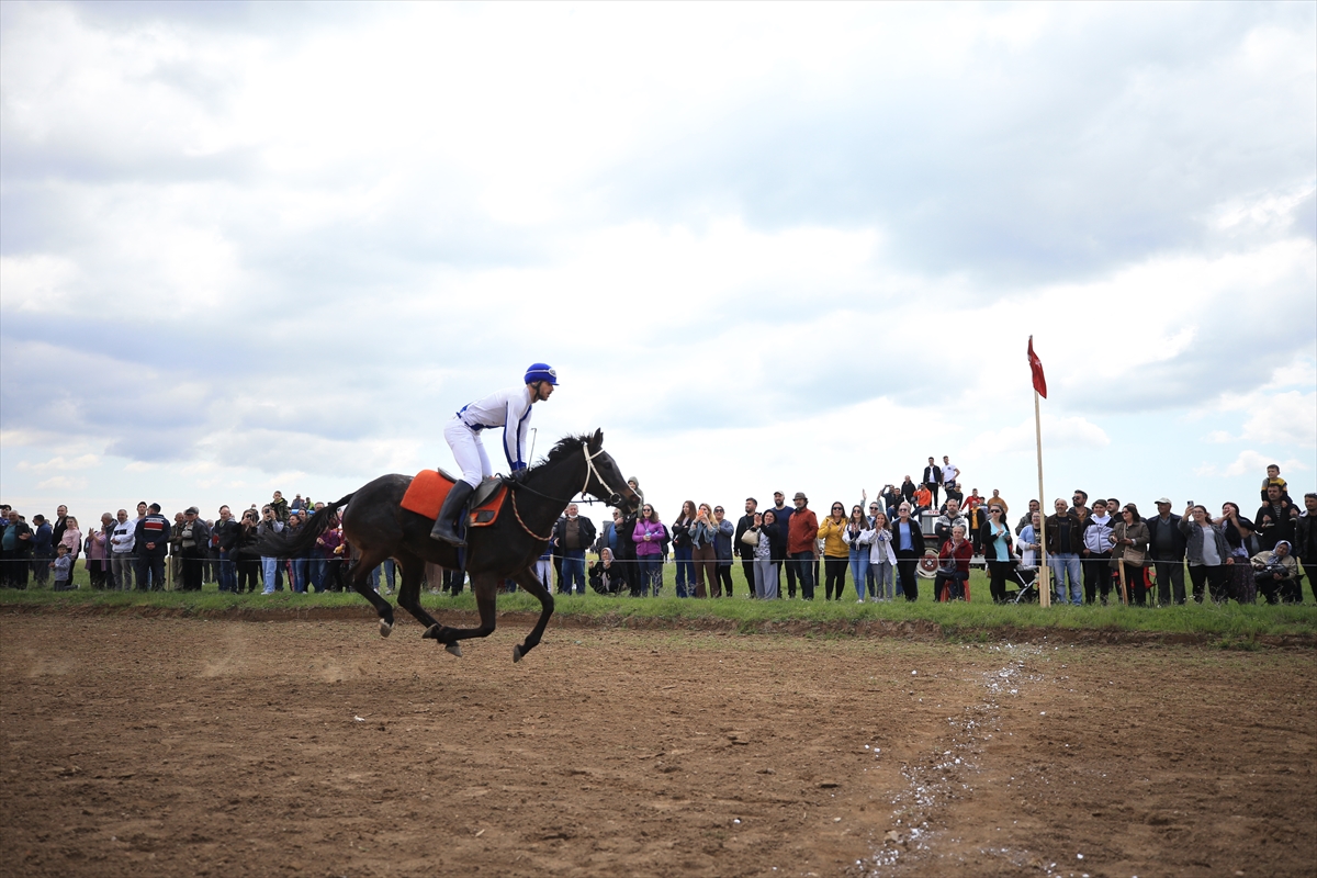Kırklareli'nde 3 kategoride at yarışları düzenlendi