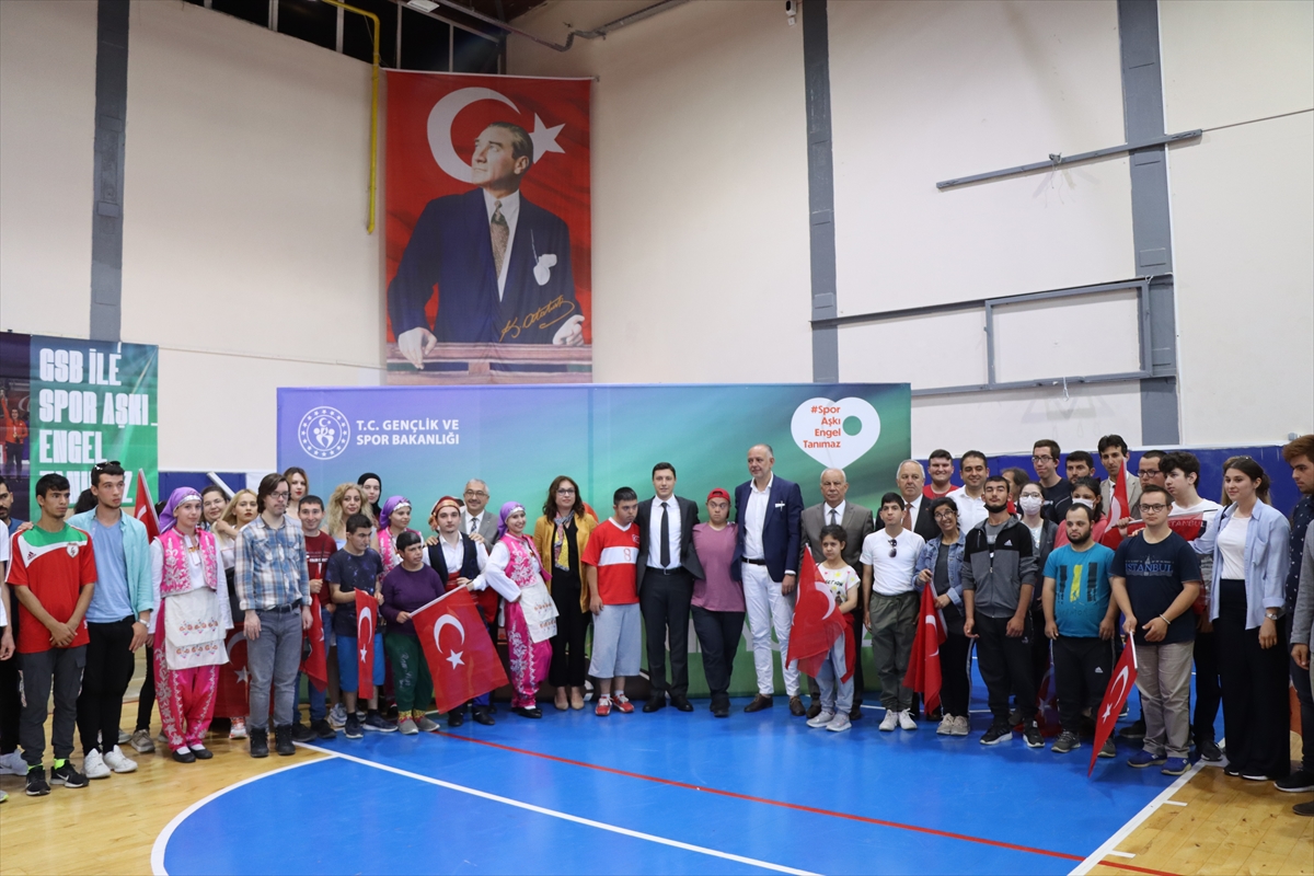 Kırklareli'nde özel eğitim öğrencilerine spor malzemesi dağıtıldı