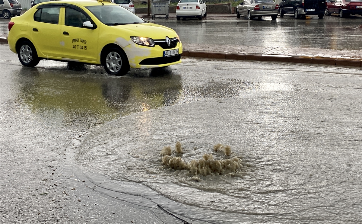 Kırşehir'de dolu ve sağanak etkili oldu