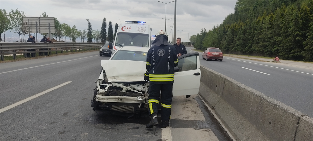 Kocaeli'de bariyere çarpan otomobildeki anne ve kızı yaralandı