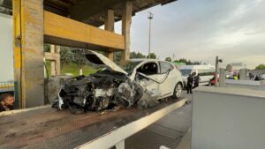 KOCAELİ (AA) – Kocaeli'nin Çayırova ilçesinde otomobil ile minibüsün çarpıştığı