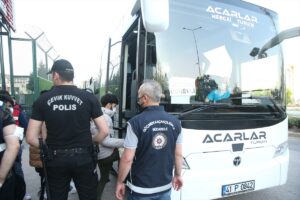 - Kapalı kasa araçtan kaçarken görüntüleri sosyal medya ve basına