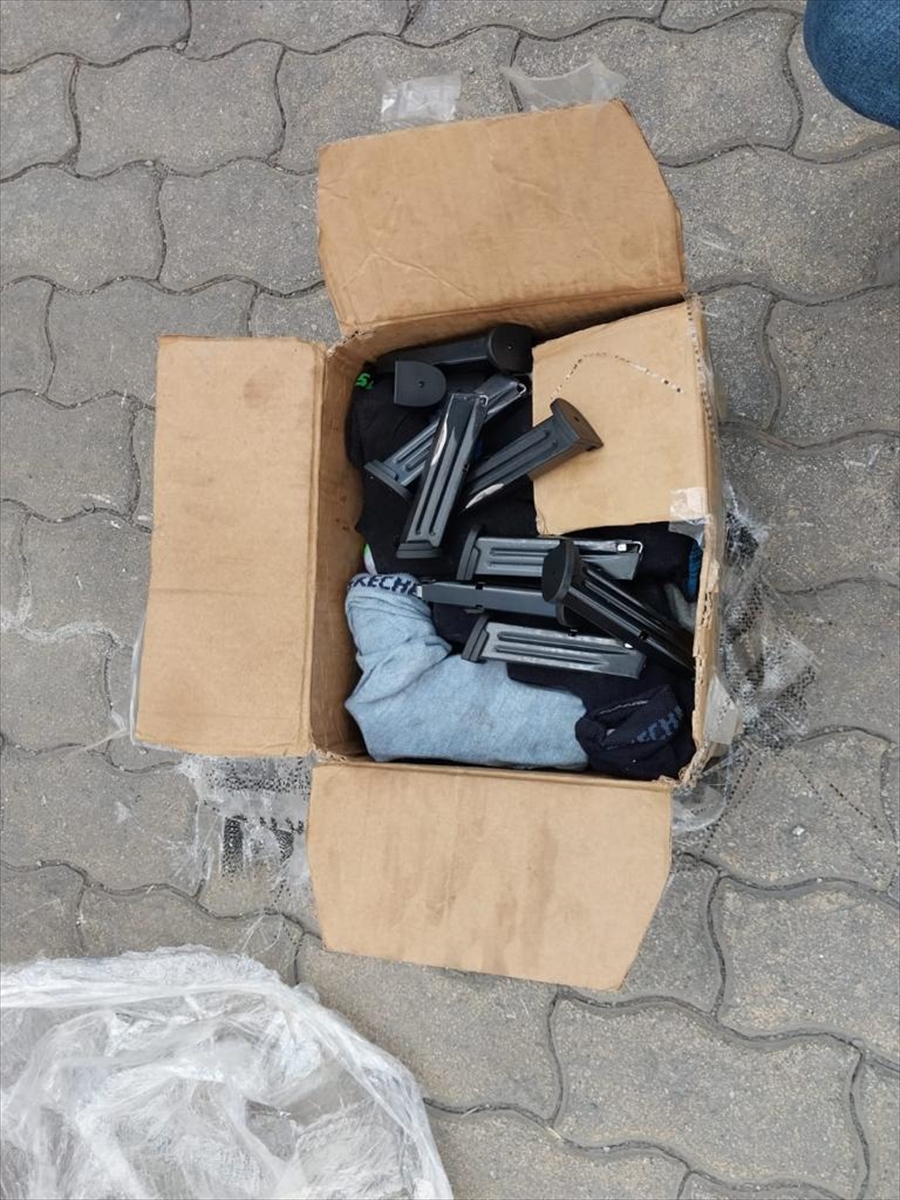 Konya'da kargoya verilen çorap kutuları arasında 60 tabanca ele geçirildi
