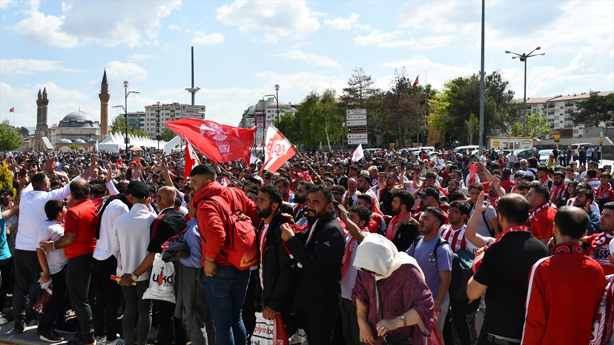 Kupa finalinden dönen Sivassporlu taraftarlar, kentte kutlama yaptı
