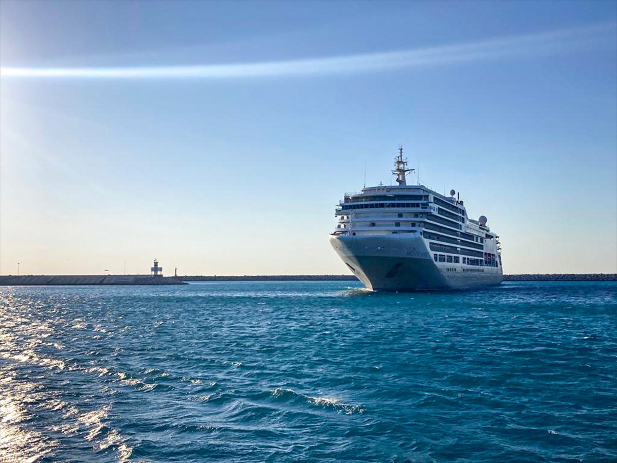 Lüks yolcu gemisi Silver Spirit ile 420 turist Antalya'ya geldi