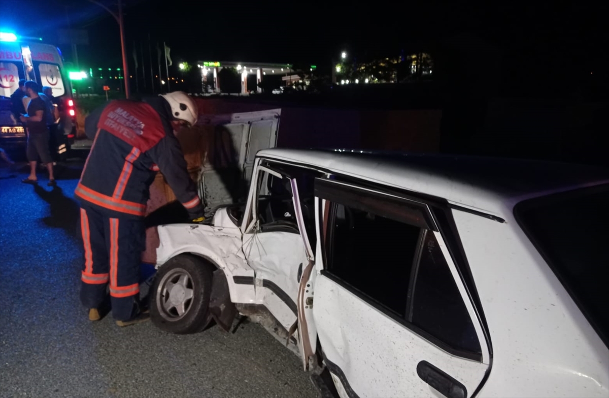 Malatya'da iki otomobilin çarpıştığı kazada 7 kişi yaralandı