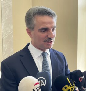 - "Kayısı diyarından gül diyarına gidiyorum. Bu bir nöbet değişimi.