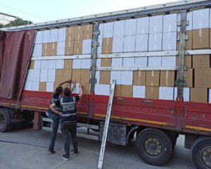 MANİSA (AA) – Manisa'da bir tırda, 12 milyon makaron (filtreli