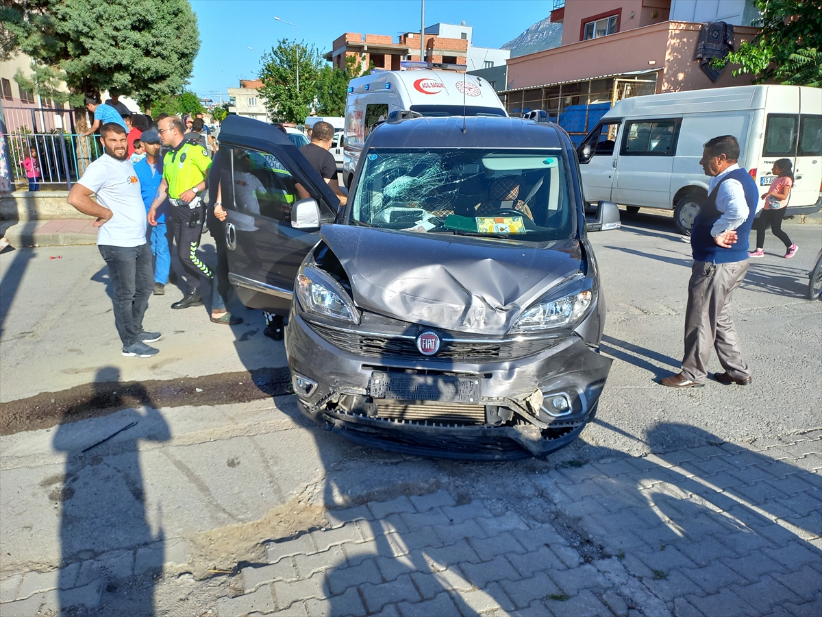 Manisa'da hafif ticari aracın çarptığı minibüs devrildi, sürücüler yaralandı