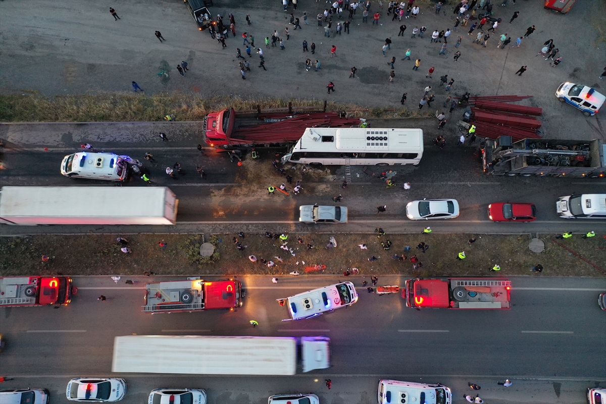 GÜNCELLEME – Manisa'da işçi otobüsüyle kamyonun çarpışması sonucu 1 kişi öldü, 29 kişi yaralandı