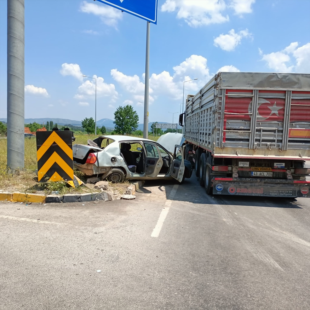 Manisa'da kamyonla otomobilin çarpıştığı kazada 2 kişi öldü, 2 kişi yaralandı