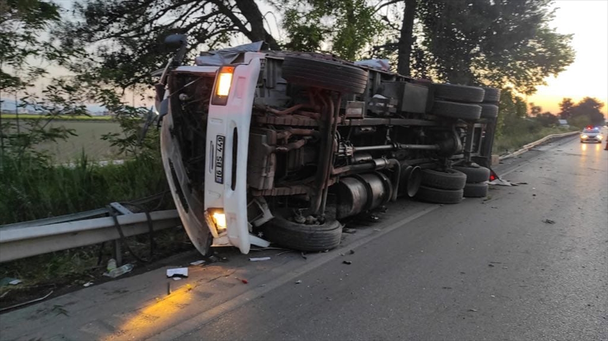 Manisa'da otobüsle kamyonun çarpışması sonucu iki kişi yaralandı