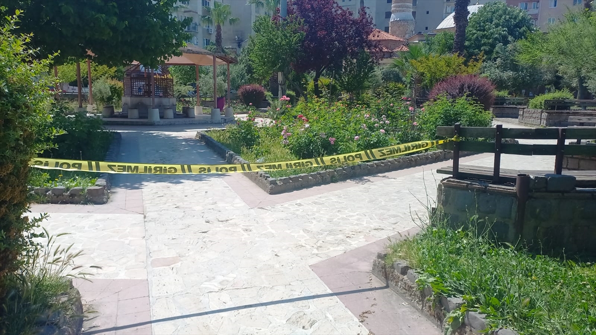 Manisa'da parkta başından tabancayla vurulan kişi öldü