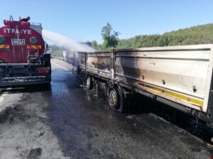 MERSİN (AA) – Mersin’in Tarsus ilçesinde demir yüklü tırın dorsesinde