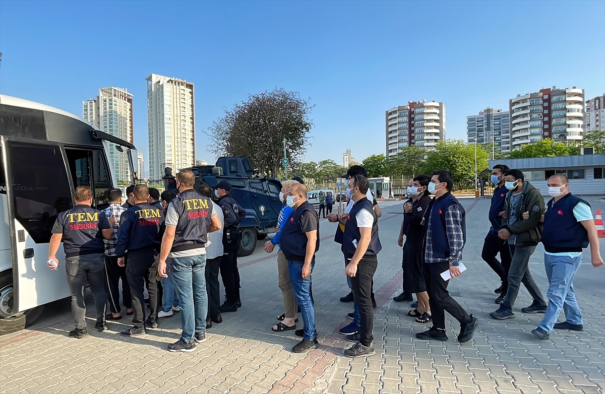Mersin'deki DEAŞ operasyonunda yakalanan 11 zanlı adliyeye çıkarıldı