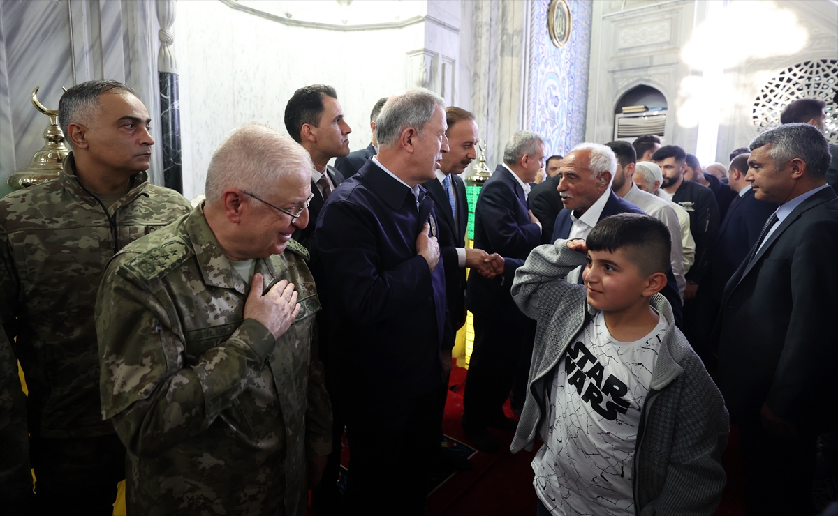 Milli Savunma Bakanı Akar ve TSK komuta kademesi bayram namazını Şanlıurfa'da kıldı