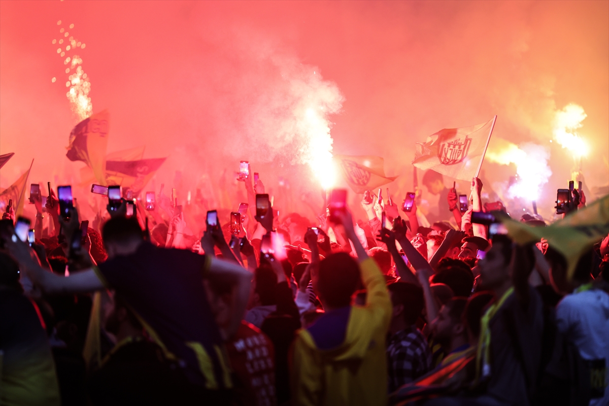 Süper Lig'e yükselen MKE Ankaragücü, şampiyonluk kupasını aldı