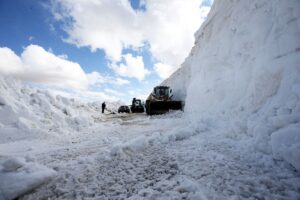 MUŞ (AA) – Muş'ta karla mücadele ekipleri, köylülerin alternatif olarak