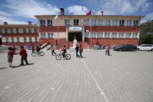 NEVŞEHİR (AA) – Nevşehir'in Acıgöl ilçesinde, okul duvarları, öğrencilerin resim