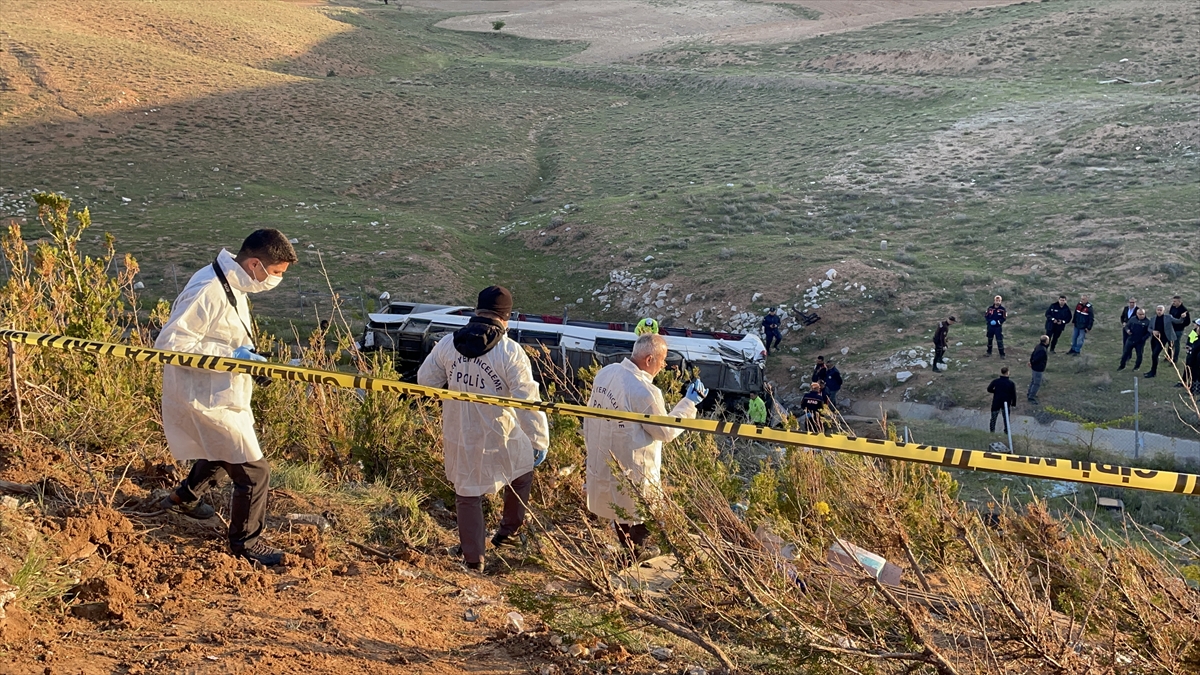 GÜNCELLEME – Niğde'de otobüsün devrilmesi sonucu 2 kişi öldü, 42 kişi yaralandı