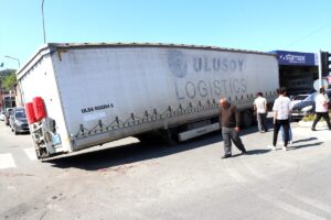 ORDU (AA) – Ordu’nun Ünye ilçesinde seyir halindeki tırdan ayrılan