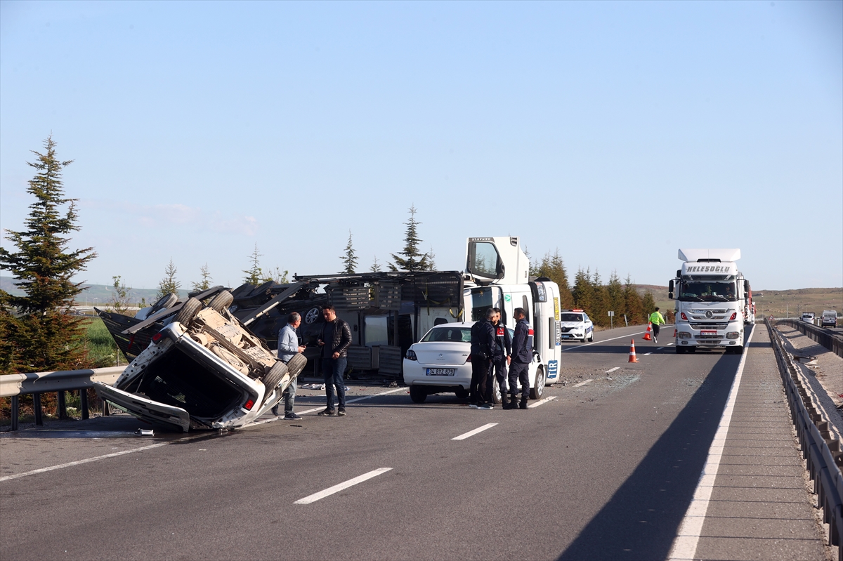 Otomobil yüklü tır devrildi, 9 araç hasar gördü