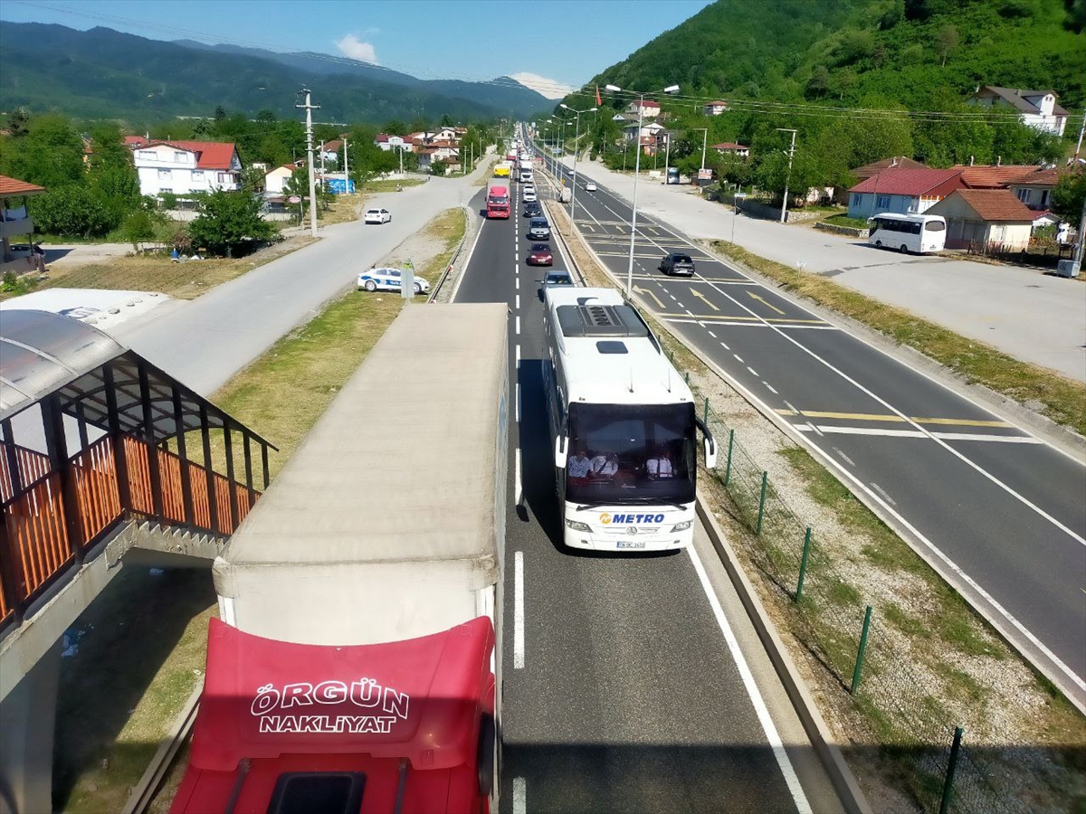 Otoyolun Bolu Dağı geçişindeki bakım çalışması D-100'de akıcı yoğunluk oluşturdu