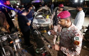 KARAÇİ (AA) – Pakistan'ın liman kenti Karaçi'de güvenlik güçlerini taşıyan