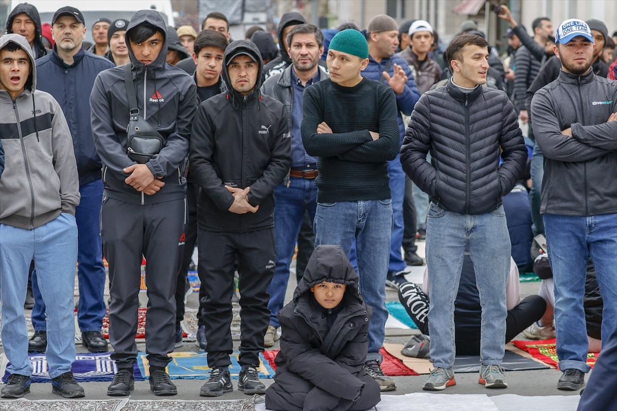 Rusya'da Müslümanlar Ramazan Bayramı namazında camilere sığmadı