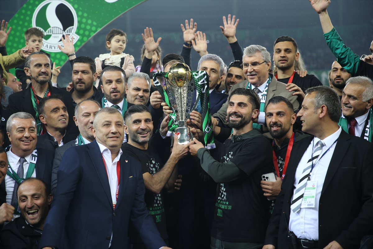 Sakaryaspor, şampiyonluk kupasına kavuştu