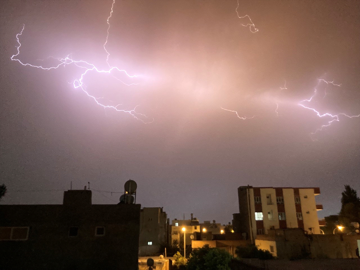 Şanlıurfa'da sağanak ufak çaplı su baskınlarına neden oldu