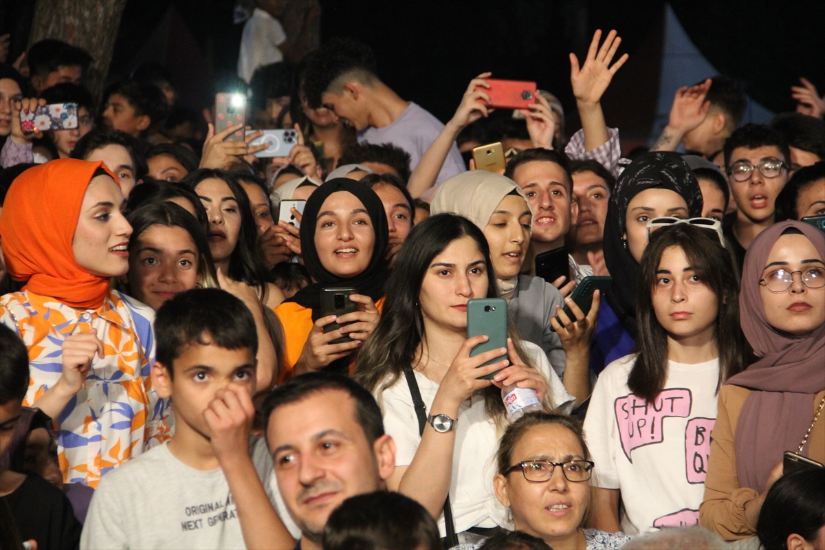 Şarkıcı Sinan Akçıl, Hatay'da hayranlarıyla buluştu