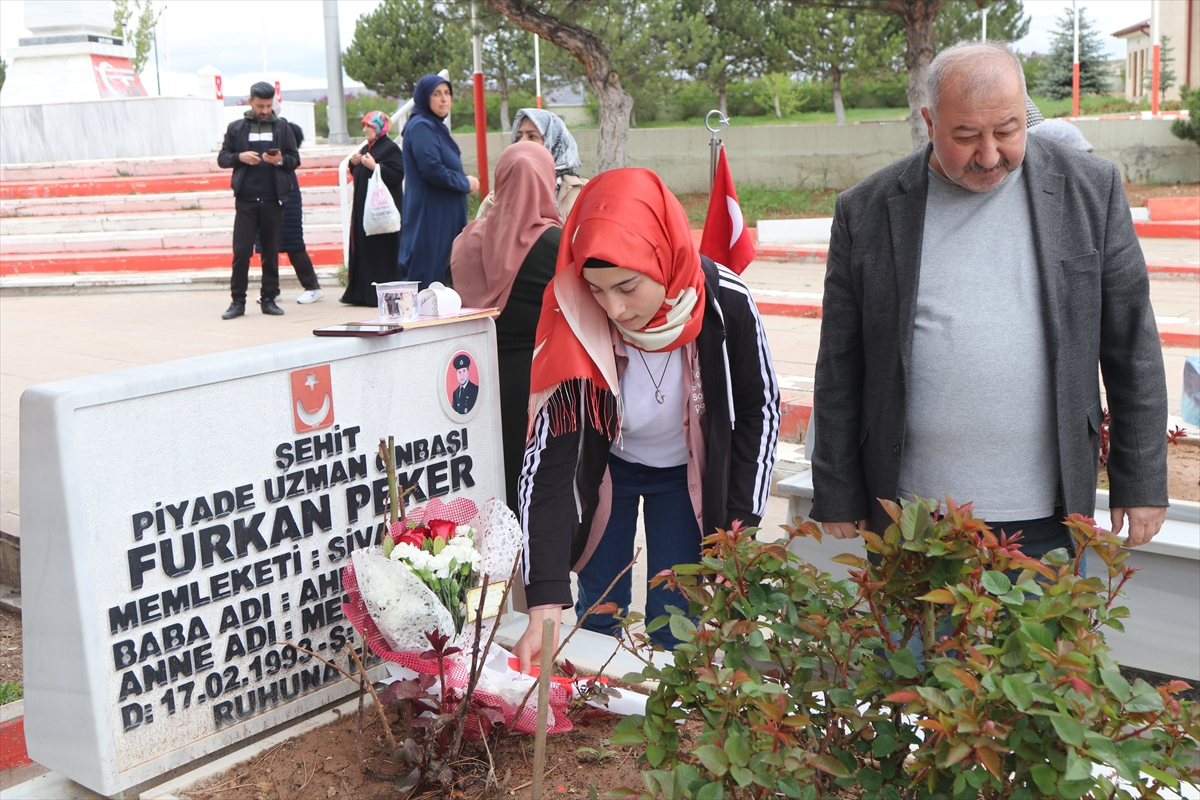 Şehadet yıl dönümü Anneler Günü'ne denk gelen oğlunun kabrini ziyaret etti